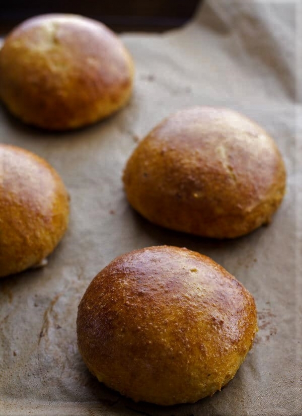 Bouchées Brioche au pesto de pois et saucisses de poulet