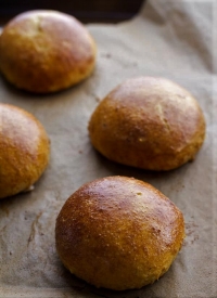 Bouch&eacute;es Brioche au pesto de pois et saucisses de poulet